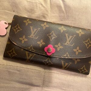 Wallet … see matching purse.